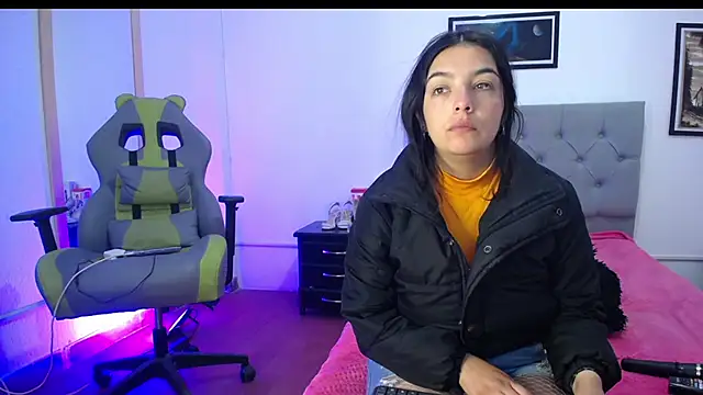 Snapshot of Esmeraldaa- chatting on September 25, 2025, 5:35 am Esmeraldaa- online show from September 25, 2025, 5:35 am