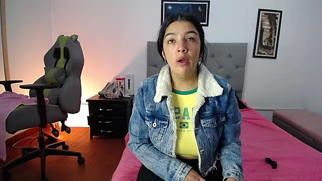 Snapshot of Esmeraldaa- chatting on October 9, 2025, 5:19 am Esmeraldaa- online show from October 9, 2025, 5:19 am