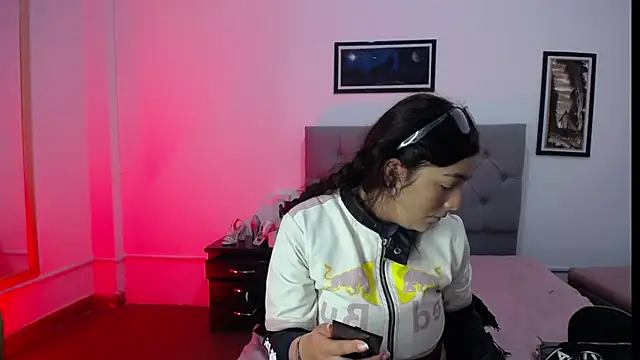 Snapshot of Esmeraldaa- chatting on November 15, 2025, 6:17 am Esmeraldaa- online show from November 15, 2025, 6:17 am