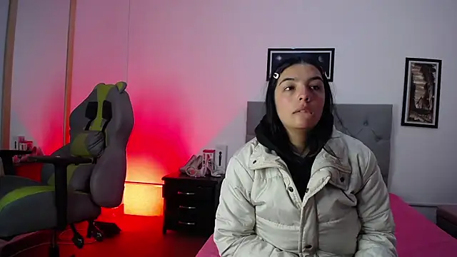 Snapshot of Esmeraldaa- chatting on October 7, 2025, 4:46 am Esmeraldaa- online show from October 7, 2025, 4:46 am