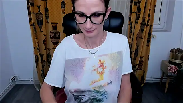 Snapshot of NaughtyWifey1 chatting on October 31, 2025, 4:42 am NaughtyWifey1 online show from October 31, 2025, 4:42 am