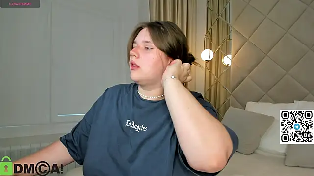 Snapshot of Chloee_White chatting on September 13, 2025, 1:05 am Chloee White online show from September 13, 2025, 1:05 am