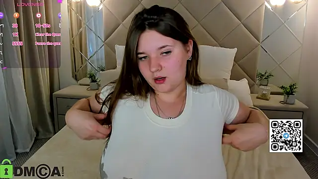 Snapshot of Chloee_White chatting on October 5, 2025, 5:53 am Chloee White online show from October 5, 2025, 5:53 am