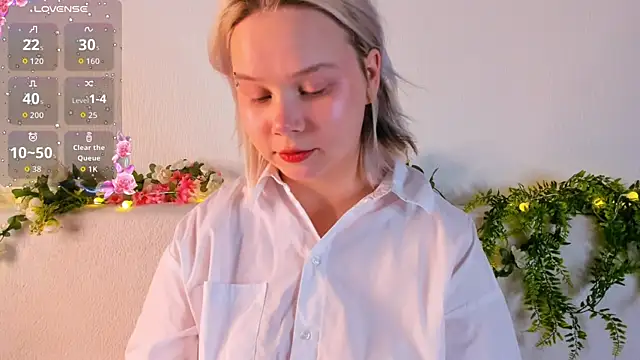 girlllsooft online show from October 3, 2025, 5:25 pm