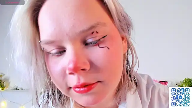 girlllsooft online show from November 1, 2025, 1:23 am