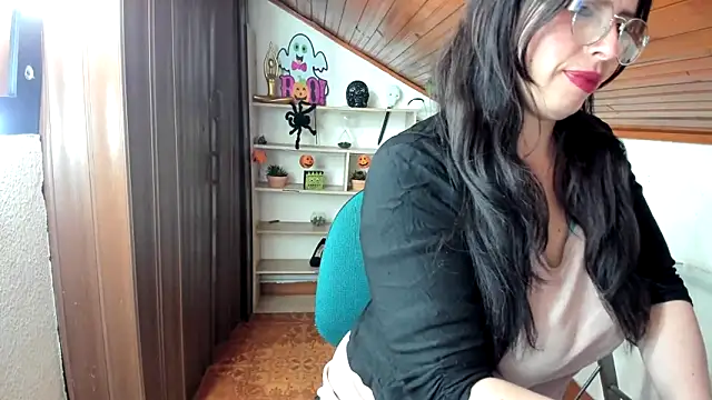 Snapshot of katherine_blair chatting on October 29, 2025, 12:37 pm katherine blair online show from October 29, 2025, 12:37 pm