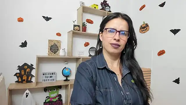 Snapshot of katherine_blair chatting on October 24, 2025, 1:10 pm katherine blair online show from October 24, 2025, 1:10 pm