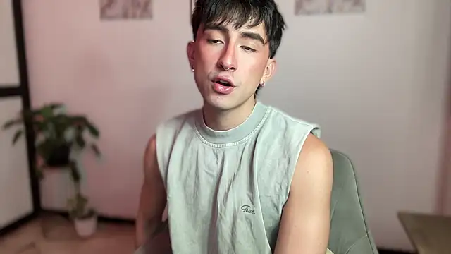 Snapshot of sweettaaron01 chatting on May 15, 2026, 11:03 pm sweettaaron01 online show from May 15, 2026, 11:03 pm