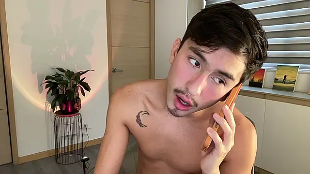 Snapshot of sweettaaron01 chatting on October 18, 2025, 5:37 pm sweettaaron01 online show from October 18, 2025, 5:37 pm