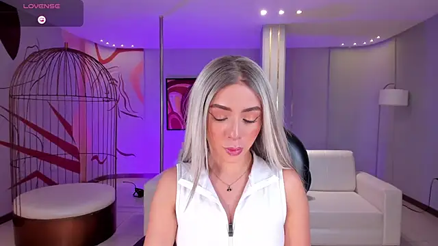 IsabellaMoreau online show from April 9, 2026, 7:42 pm