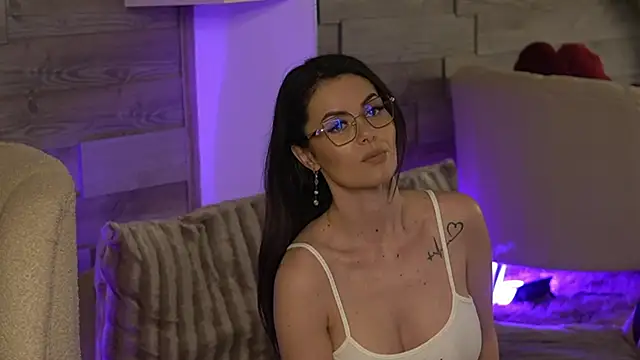 SeductiveMom online show from March 28, 2026, 4:24 am