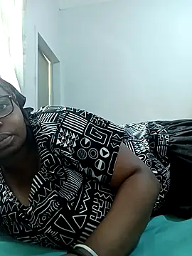 ShySexyBaddiexx online show from November 12, 2025, 9:24 am