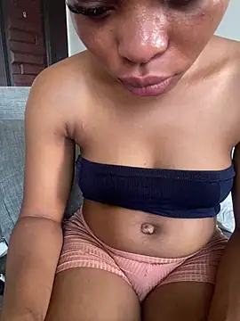 Snapshot of PrettyNina77 chatting on December 22, 2025, 10:48 am PrettyNina77 online show from December 22, 2025, 10:48 am