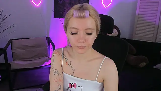 AuroraWrenfield online show from March 2, 2026, 4:24 am