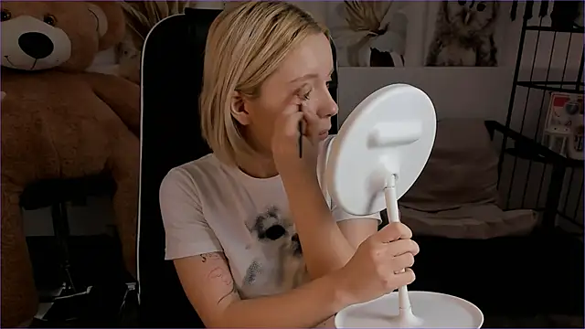 AuroraWrenfield online show from January 12, 2026, 10:11 am