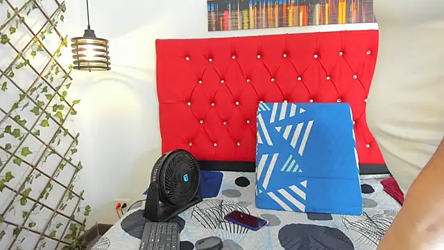 carolinacrus01 online show from September 25, 2025, 2:45 pm