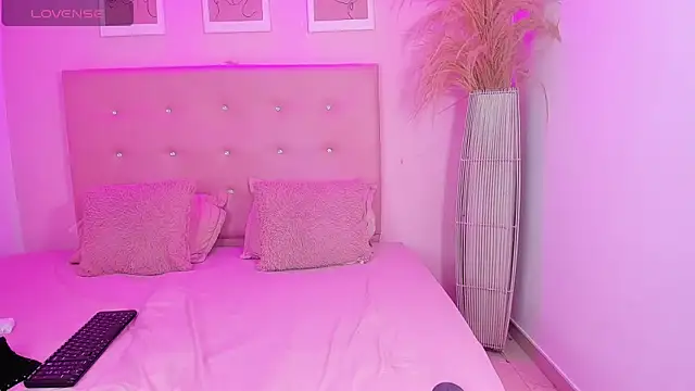 ANNIE DOLCE  online show from February 4, 2026, 10:05 pm