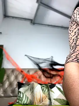 Snapshot of TweetiePieXXX chatting on October 23, 2025, 10:19 pm TweetiePieXXX online show from October 23, 2025, 10:19 pm