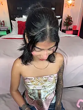 Snapshot of TweetiePieXXX chatting on December 17, 2025, 10:37 pm TweetiePieXXX online show from December 17, 2025, 10:37 pm