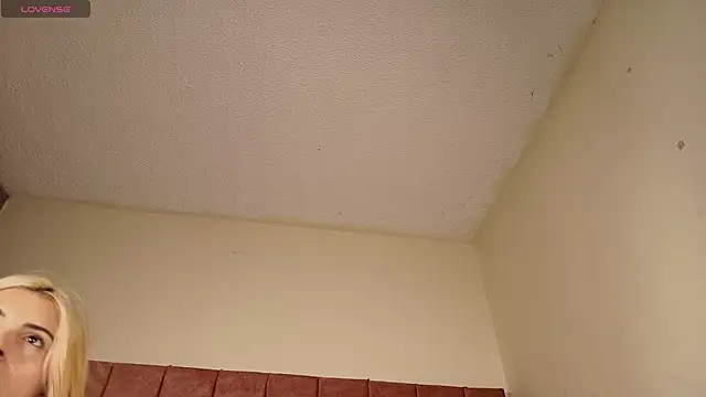 Snapshot of Barbiie_98 chatting on December 14, 2025, 11:32 pm Barbiie 98 online show from December 14, 2025, 11:32 pm