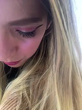 VesperVelvet online show from March 18, 2026, 4:04 am