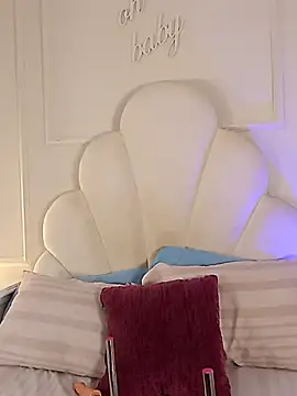 Kaylachannell online show from December 21, 2025, 9:33 am