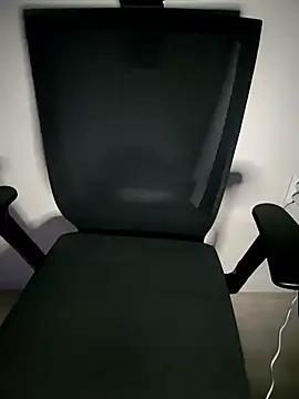 111owo111 online show from November 14, 2025, 1:59 pm