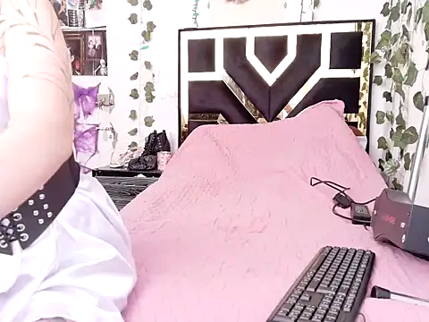 Snapshot of lucywhite13 chatting on November 6, 2025, 6:34 pm lucywhite13 online show from November 6, 2025, 6:34 pm