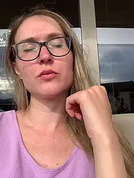 Snapshot of Jugira chatting on November 10, 2025, 11:48 am Jugira online show from November 10, 2025, 11:48 am