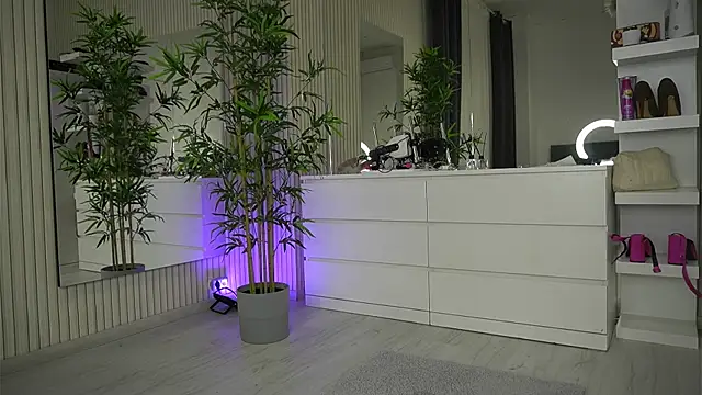 EmmaBlanco online show from April 1, 2026, 5:31 am