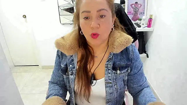 Snapshot of camixxx_m chatting on May 15, 2026, 11:41 am camixxx m online show from May 15, 2026, 11:41 am