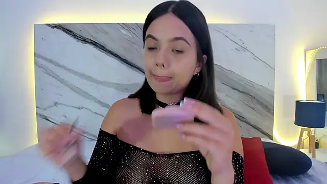 Snapshot of thamiina_ chatting on November 26, 2025, 7:03 pm thamiina online show from November 26, 2025, 7:03 pm