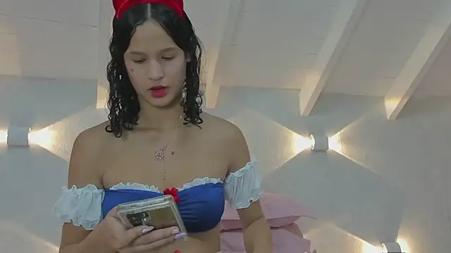 Snapshot of Princesita_Sofia_ chatting on October 18, 2025, 8:33 pm Princesita Sofia online show from October 18, 2025, 8:33 pm