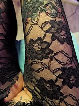 sarahpearlx online show from April 15, 2026, 8:42 pm