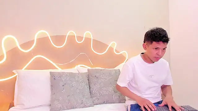 Snapshot of Enrrixxx_ chatting on November 5, 2025, 12:25 am Enrrixxx online show from November 5, 2025, 12:25 am