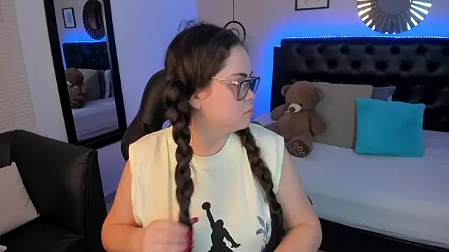 LolaVillalobos online show from March 18, 2026, 12:08 pm