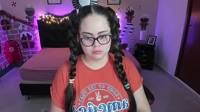 LolaVillalobos online show from December 16, 2025, 11:47 am