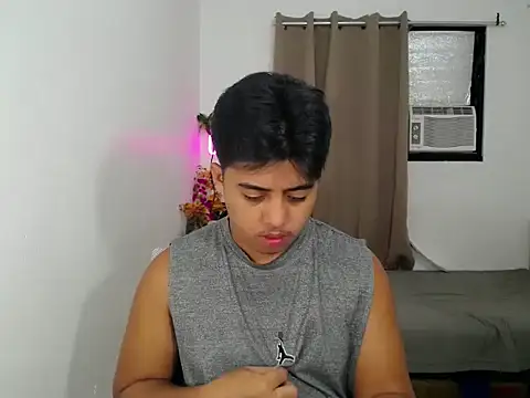 Hugecock2hundle intown online show from November 12, 2025, 4:55 pm