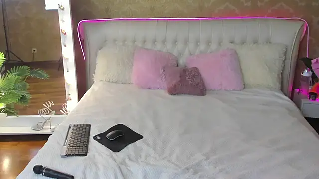 Snapshot of RosieBlossom chatting on September 16, 2025, 5:25 pm RosieBlossom online show from September 16, 2025, 5:25 pm