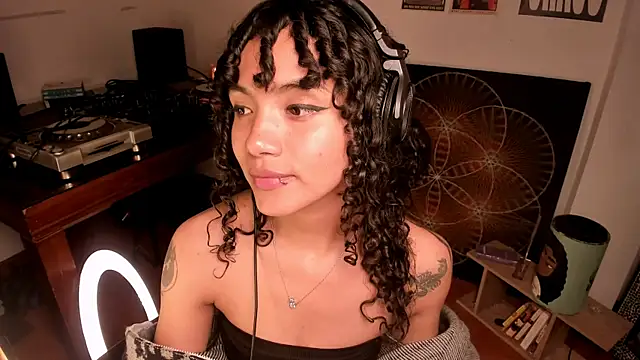 Snapshot of Nati____ chatting on April 11, 2026, 7:45 am Nati online show from April 11, 2026, 7:45 am