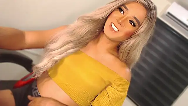 Snapshot of SissifyMeNow chatting on October 6, 2025, 10:21 pm SissifyMeNow online show from October 6, 2025, 10:21 pm