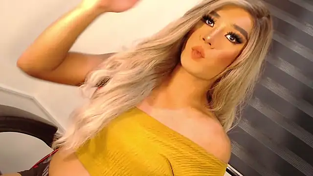 Snapshot of SissifyMeNow chatting on November 6, 2025, 12:25 am SissifyMeNow online show from November 6, 2025, 12:25 am