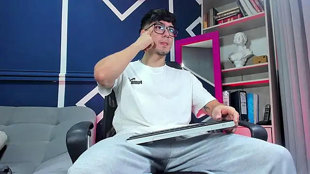 etham wolf  online show from December 4, 2025, 1:54 pm