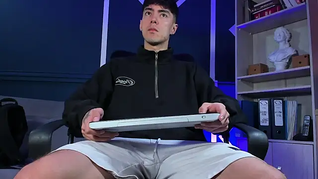 etham wolf  online show from September 24, 2025, 12:33 pm