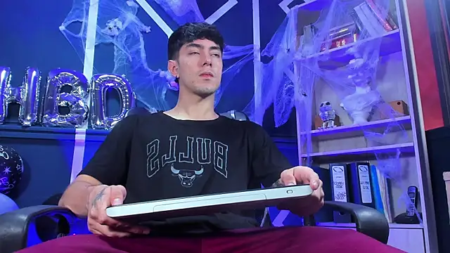 etham wolf  online show from October 27, 2025, 1:12 pm