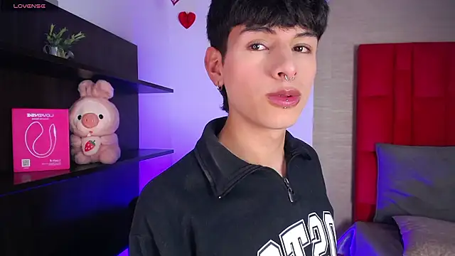 Snapshot of Ezra_Storm chatting on February 17, 2026, 4:32 am Ezra Storm online show from February 17, 2026, 4:32 am