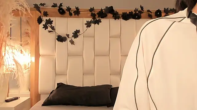 Snapshot of Daphne_And_Roger chatting on December 15, 2025, 11:16 am Daphne And Roger online show from December 15, 2025, 11:16 am