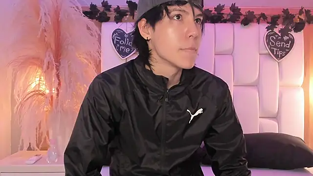 Daphne And Roger online show from April 2, 2026, 11:06 am