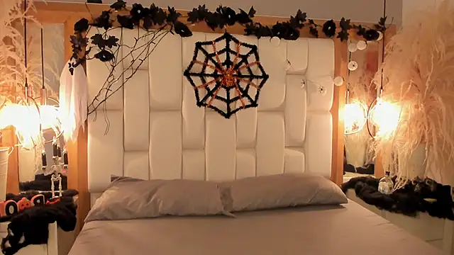 Snapshot of Daphne_And_Roger chatting on October 26, 2025, 2:28 pm Daphne And Roger online show from October 26, 2025, 2:28 pm