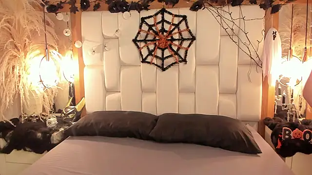 Snapshot of Daphne_And_Roger chatting on October 31, 2025, 11:07 am Daphne And Roger online show from October 31, 2025, 11:07 am